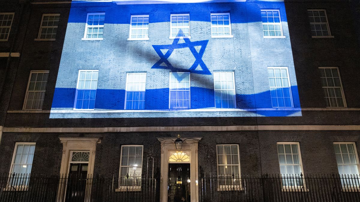 FOTO: Pálení vlajek či rozsvícené památky. Lidé po celém světě se scházejí na podporu Izraele i Palestinců